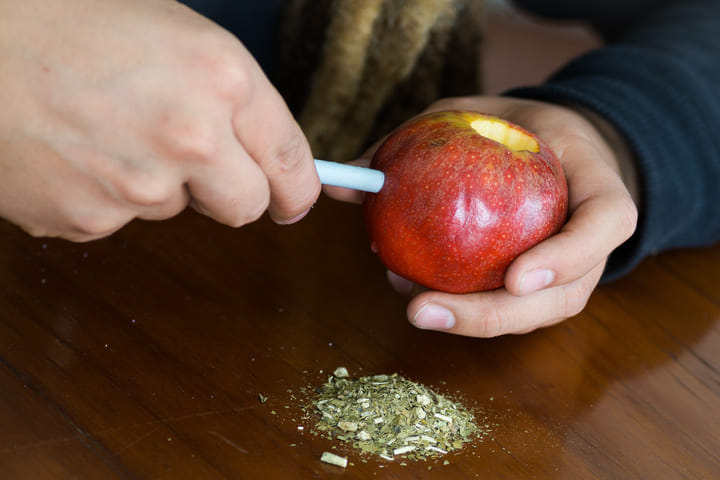 smoke weed through an apple bong