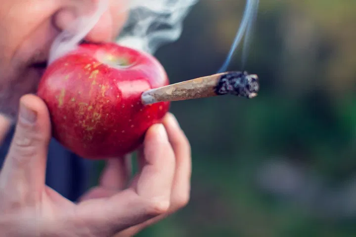 utiliser une pomme pour fumer de l'herbe