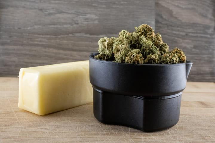 Préparez d'abord le beurre de cannabis.