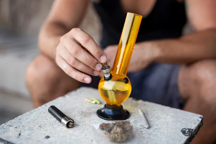 how to use a bong
