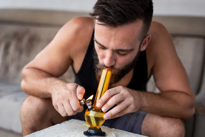 how to smoke a bong