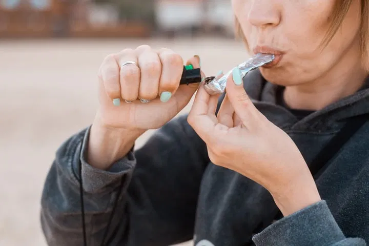 une pipe à herbe en papier d'aluminium